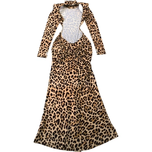 Detail eines hochgeschlossenen Maxikleides mit Leopardenmuster und seitlichen Cut-outs
