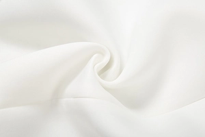 Détail macro du tissu en dentelle blanche avec texture fine et finition satinée