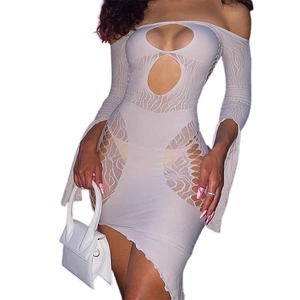 Robe blanche moulante à découpes avec manches longues et ourlet asymétrique