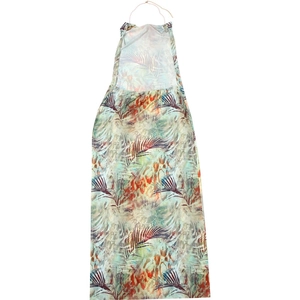 Détail de l'imprimé palmier tropical et du licou en chaîne sur cette robe longue dos nu