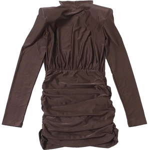 Detalle del vestido ajustado fruncido en color marrón chocolate con manga larga y cuello alto