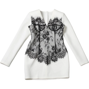 Détail de la robe blanche col V avec bustier en dentelle florale noire et manches longues