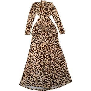 Detail der Taillenausschnitte und des drapierten Leopardenmusters am Maxikleid