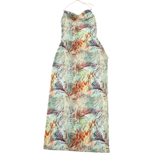 Détail de l'imprimé tropical et des fines bretelles de cette robe longue dos nu