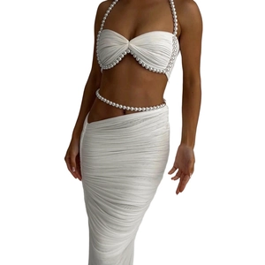 Elegantes weißes Set aus Neckholder-Top mit Perlen und plissiertem Maxirock für Damen