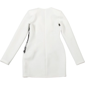 Détail de la robe blanche à manches longues avec panneaux latéraux en dentelle florale noire