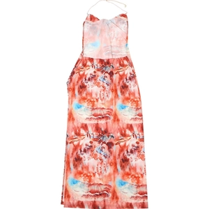 Détail de robe longue à dos nu avec imprimé d'art abstrait vibrant et chaîne en métal