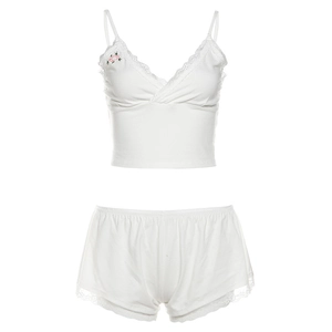 Ensemble pyjama blanc deux pièces avec dentelle, caraco et short à taille haute