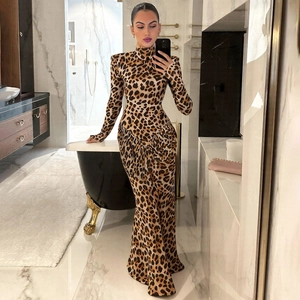 Eng anliegendes Maxikleid mit Leopardenmuster, Stehkragen und langen Ärmeln für Damen