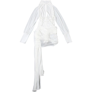 Detail der rückenfreien Schnürung und Kreuzbänder am weißen langärmligen Minikleid