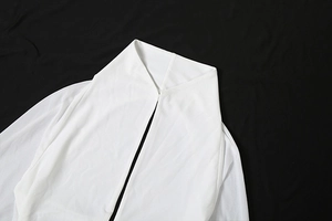 Detail des weißen V-Ausschnitt Strick-Cardigans zeigt den Ausschnitt und das transparente Material