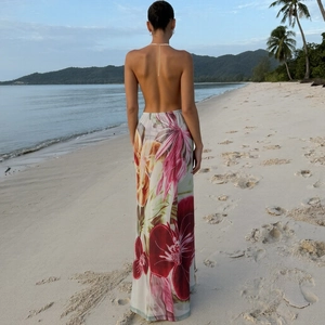 Robe longue fleurie style français à dos nu et licou pour les vacances à la plage