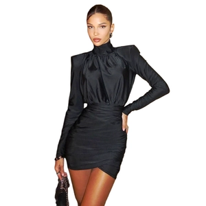 Vestido corto negro fruncido con cuello alto y hombreras para un estilo elegante