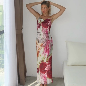 Robe longue fleurie avec dos nu et fente haute pour un style de vacances élégant en été