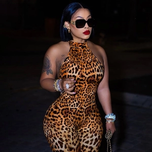 Dettaglio della tuta leopardata sexy con schiena scoperta e spalline allacciate