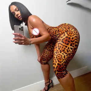 Selfie dettagliato che mostra la tuta leopardata con schiena scoperta e vestibilità aderente