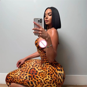 Dettaglio di tuta sexy con stampa leopardata, schiena scoperta e taglio aderente