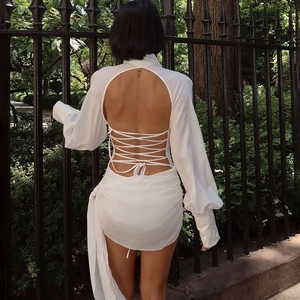Elegantes weißes rückenfreies Minikleid mit langen Ärmeln und Schnürung für den Sommer