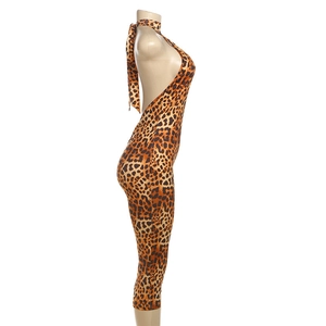 Vista laterale della tuta leopardata con scollo all'americana e design senza schiena