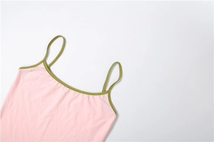 Détail d'un caraco rose avec bretelles vert olive et décolleté en U en maille douce