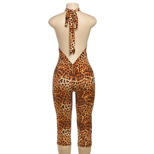 Vista posteriore della tuta leopardata con scollo all'americana e design senza schiena