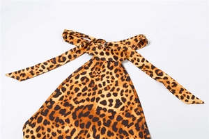 Dettaglio di un classico scollo all'americana leopardato con lacci regolabili