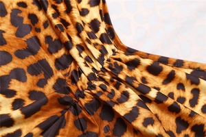 Dettaglio della stampa leopardata con trama arricciata e cuciture con finitura satinata