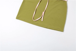 Détail de l'ourlet de robe vert olive avec cordon rose et couture à double aiguille
