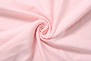 Détail rapproché du tissu en maille rose doux montrant le tissage fin et le drapé