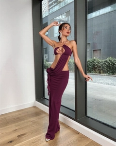 Détail de la robe violette avec découpes sexy, chaînes de perles et finitions drapées