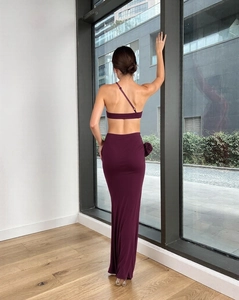 Vue arrière d'une robe deux pièces violet foncé avec détail floral et coupe ajustée élégante