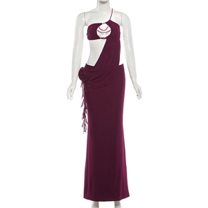 Détail de robe prune à une épaule avec chaînes métalliques et fleur en relief