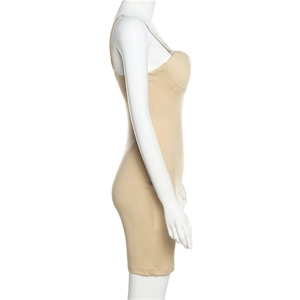 Vue latérale du body gainant beige dos nu avec bonnets moulés et fines bretelles