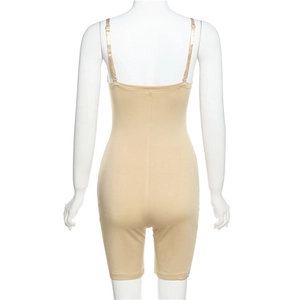 Vue arrière d'un body gainant beige dos nu avec bretelles réglables sur mannequin