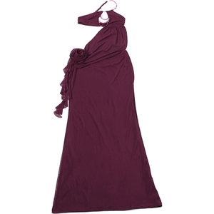 Détail de robe bordeaux élégante avec bretelles perlées et une grande fleur en tissu 3D