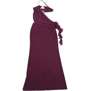 Détail d'une robe longue violet foncé avec découpe latérale et ourlet à volants