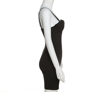 Détail du design dos nu et de la coupe ajustée de ce body noir pour femmes en été