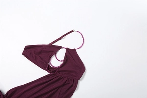 Détail de l'encolure perlée et de la bretelle d'une robe en satin violet foncé chic
