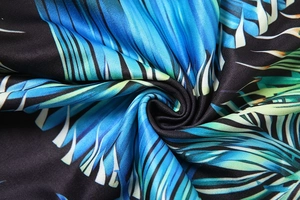 Dettaglio del tessuto con stampa a foglie tropicali con vivaci colori blu e verdi
