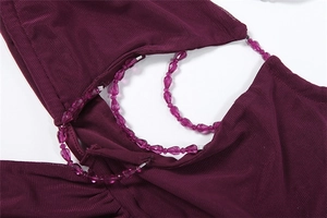 Gros plan de perles mauves sur une robe en tulle transparent avec découpes