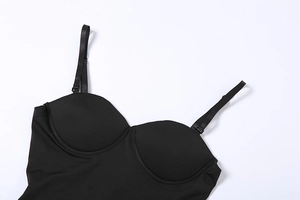 Détail d'un body noir ajusté avec bretelles réglables et bonnets moulés rembourrés