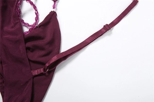 Détails des bretelles réglables et des perles mauves sur robe de cocktail bordeaux