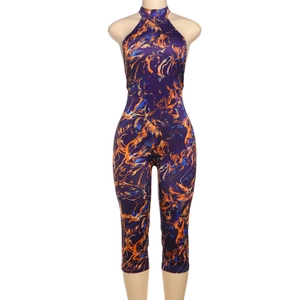 Dettaglio tuta con scollo all'americana e stampa astratta viola e blu vivace