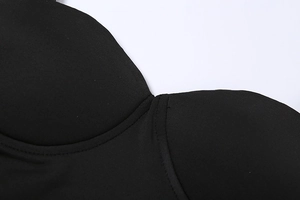 Vue détaillée des coutures fines et du tissu lisse d'un body noir ajusté et élégant