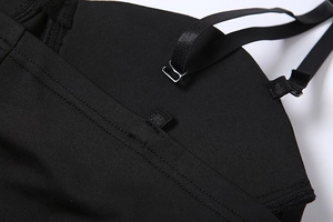 Gros plan des crochets de bretelles amovibles et des coutures sur un body noir