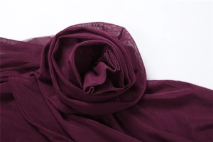 Détail d'un tissu en maille transparente violet foncé façonné en fleur de rose 3D
