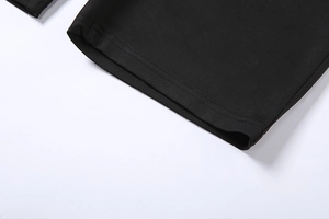 Détail de couture plate à double aiguille sur un combishort noir dos nu ajusté