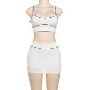 Detailansicht des weißen elastischen Sport-Sets mit schwarzen Kontrastkanten am Rock