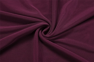 Vue macro d'un tissu tricoté bordeaux avec texture côtelée fine et aspect soyeux