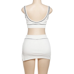 Rückansicht von weißem Crop-Top und Minirock-Set mit schwarzen Streifen-Akzenten